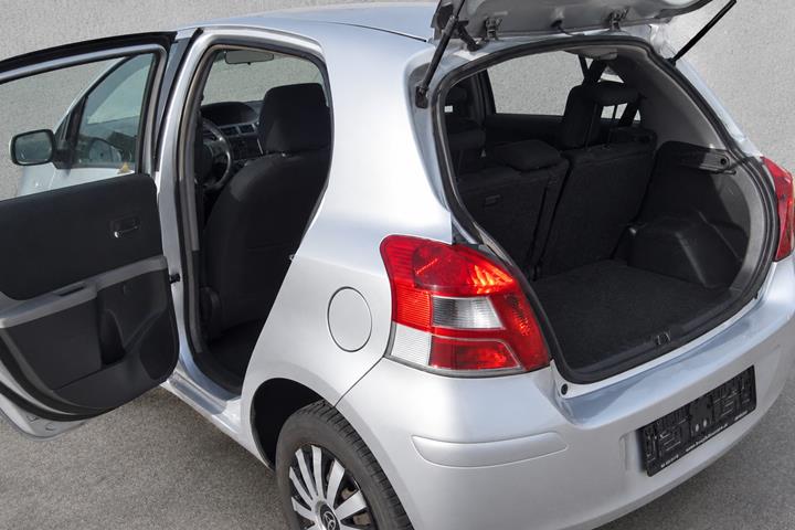 Sølv Toyota Yaris fra 2011