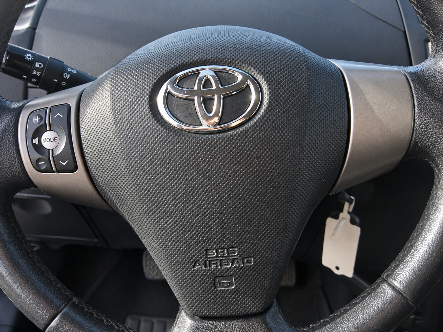 Sølv Toyota Yaris fra 2011