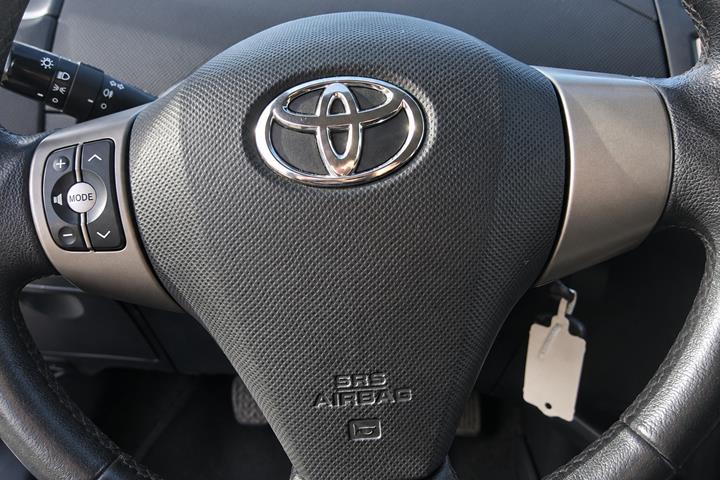 Sølv Toyota Yaris fra 2011