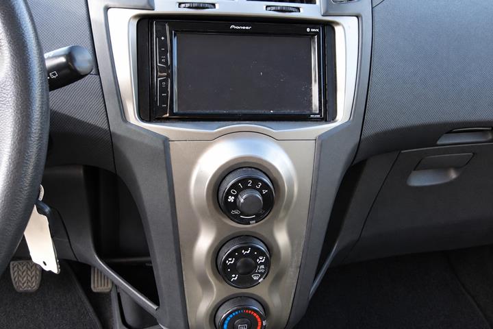 Sølv Toyota Yaris fra 2011
