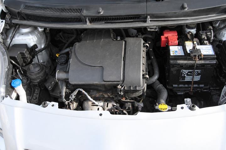 Sølv Toyota Yaris fra 2011