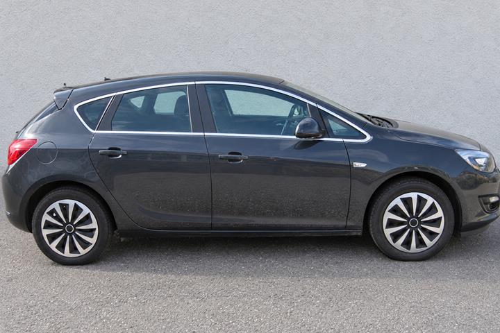 Grå Opel Astra fra 2015