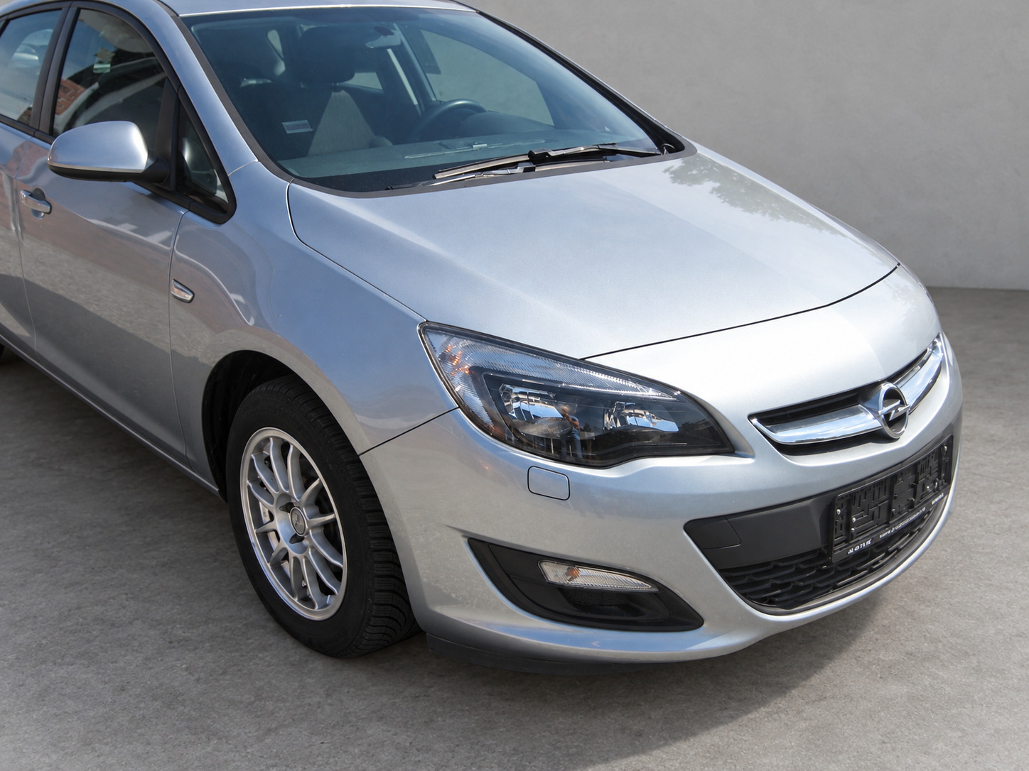 Blå Opel Astra fra 2014