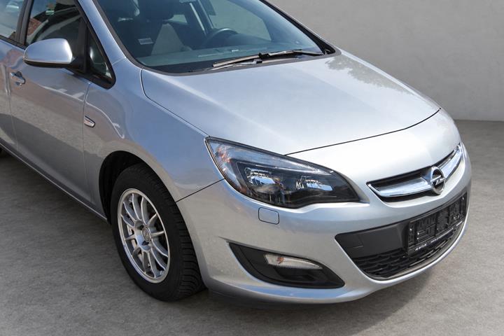 Blå Opel Astra fra 2014