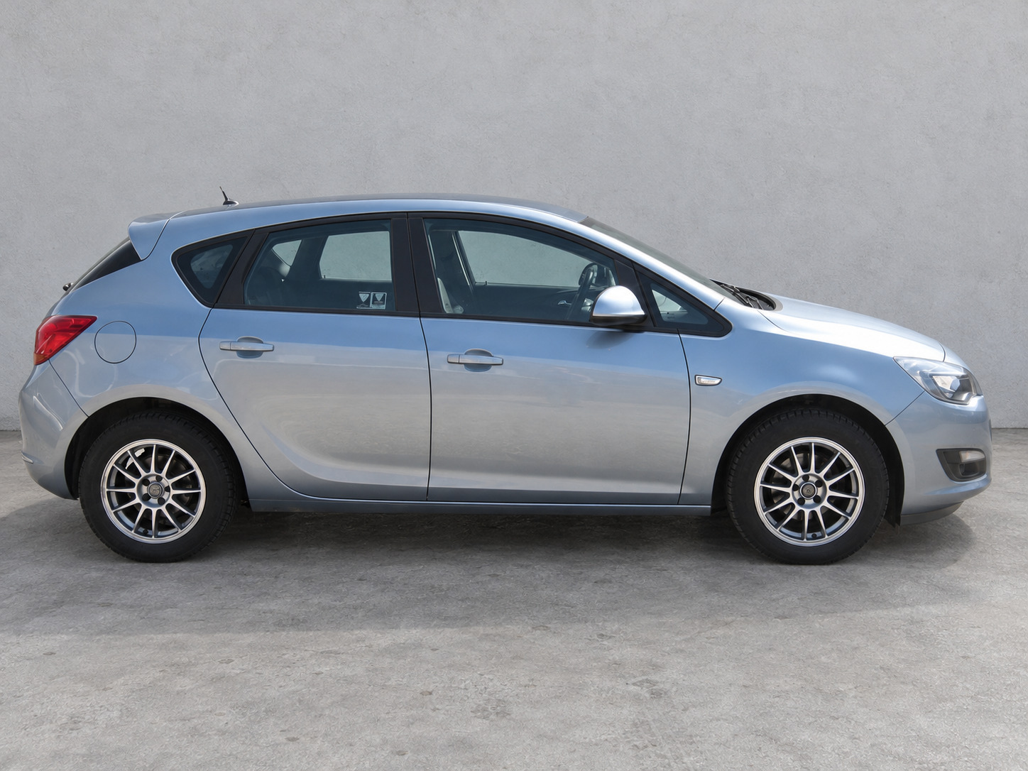 Blå Opel Astra fra 2014