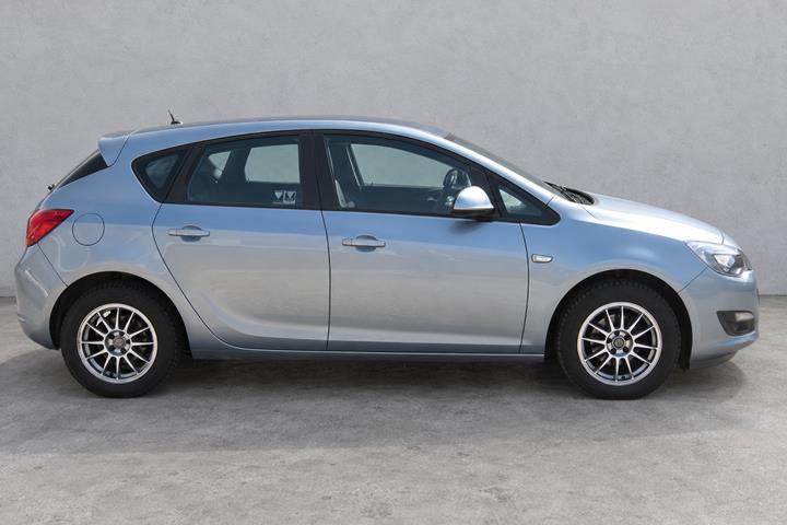 Blå Opel Astra fra 2014
