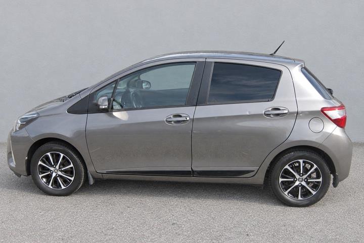 Grå Toyota Yaris fra 2017