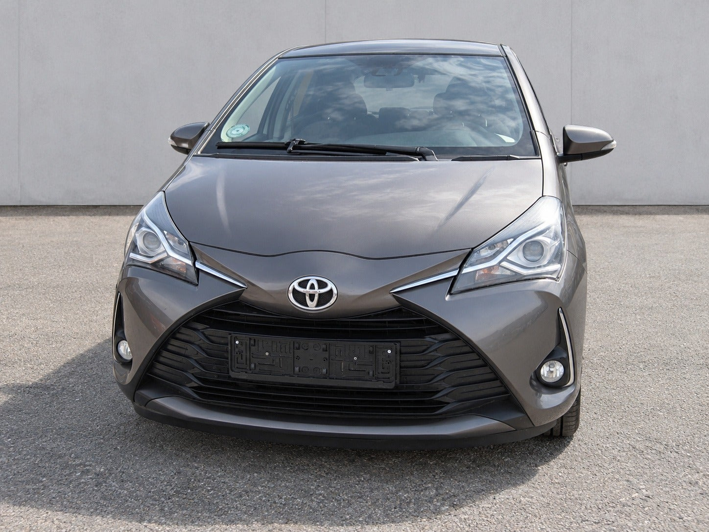 Grå Toyota Yaris fra 2017