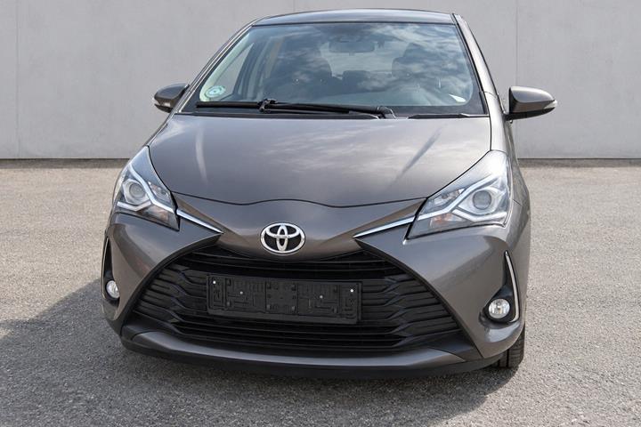Grå Toyota Yaris fra 2017