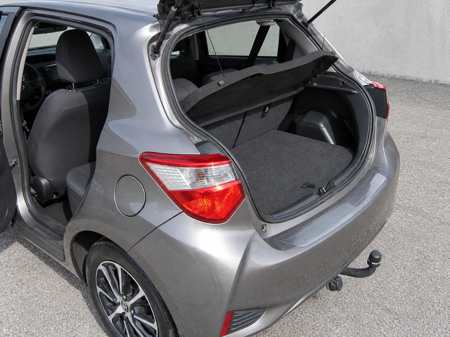Grå Toyota Yaris fra 2017
