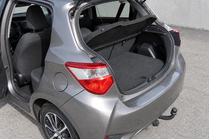 Grå Toyota Yaris fra 2017