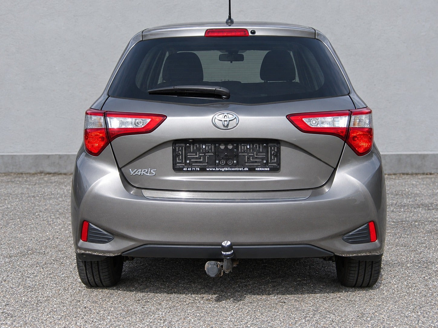 Grå Toyota Yaris fra 2017