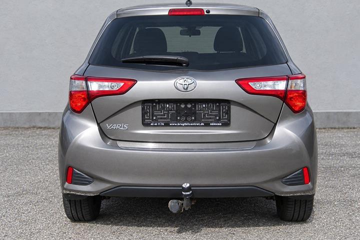Grå Toyota Yaris fra 2017