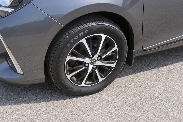 Grå Toyota Yaris fra 2017