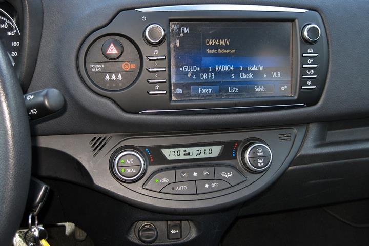 Grå Toyota Yaris fra 2017