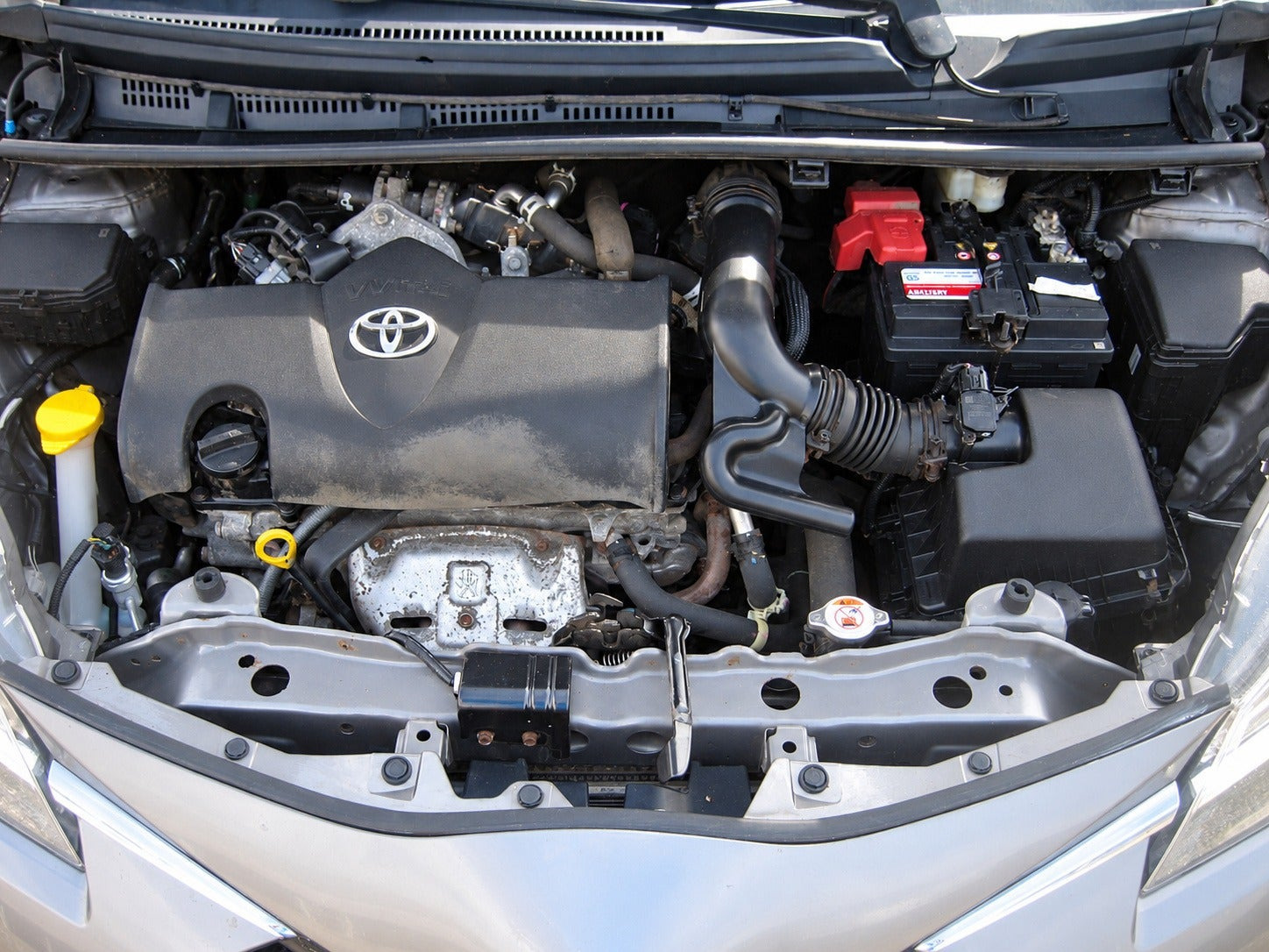 Grå Toyota Yaris fra 2017