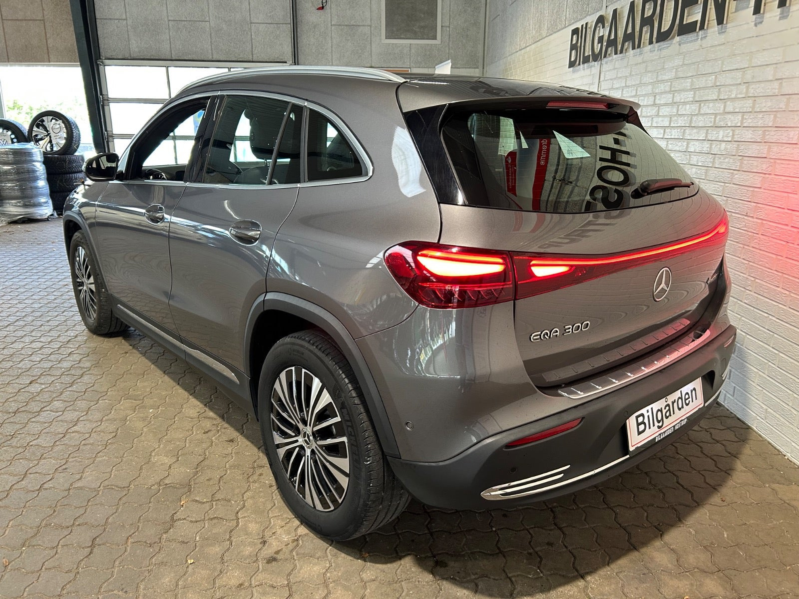 Grå Mercedes EQA300 fra 2024
