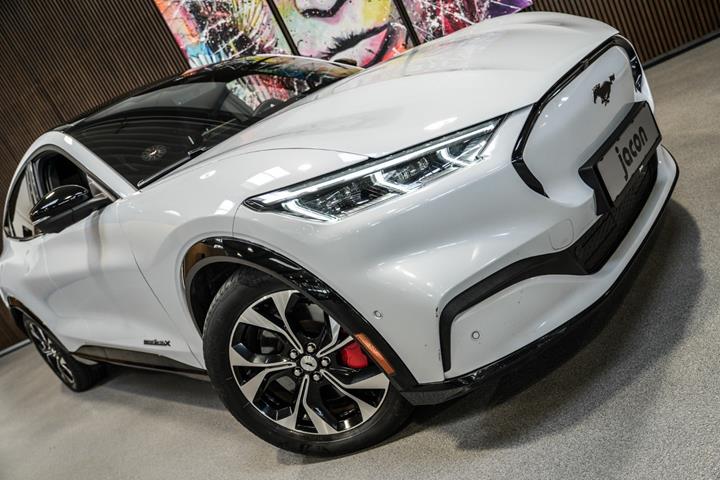 Hvid Ford Mustang Mach-E fra 2023
