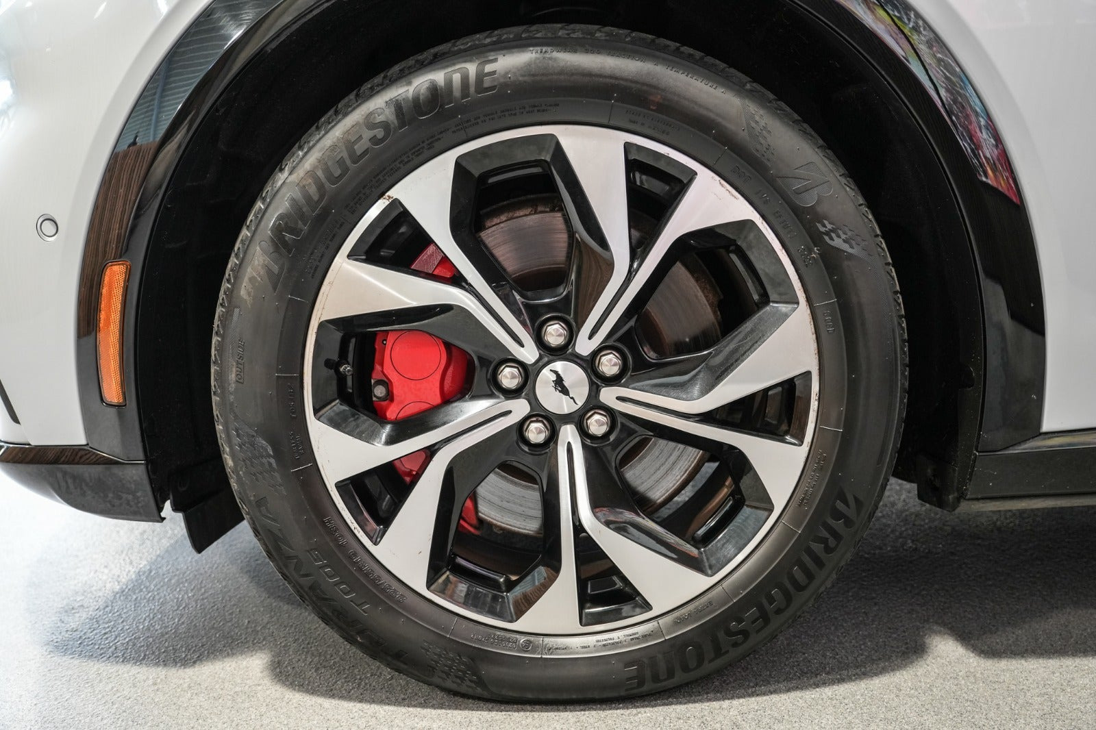Hvid Ford Mustang Mach-E fra 2023