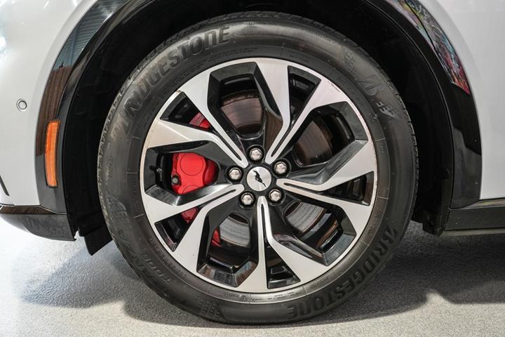 Hvid Ford Mustang Mach-E fra 2023