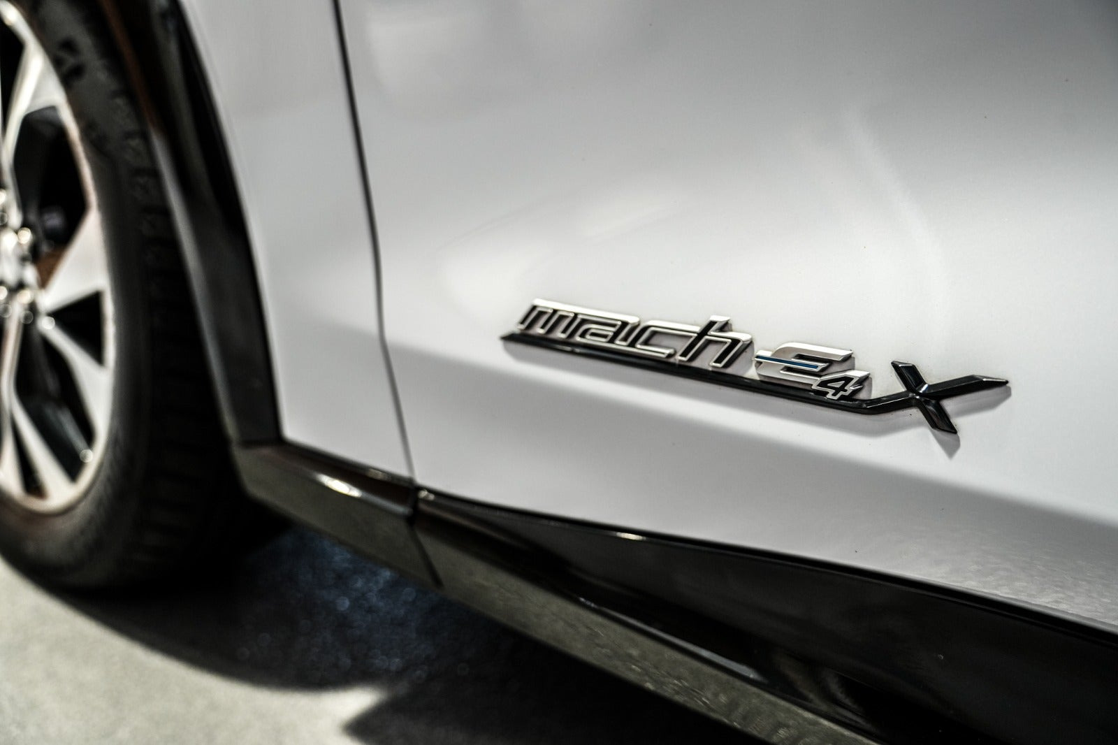 Hvid Ford Mustang Mach-E fra 2023