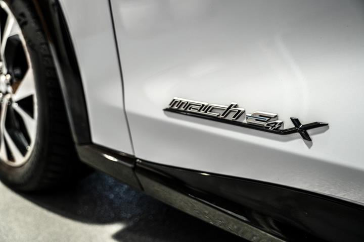 Hvid Ford Mustang Mach-E fra 2023