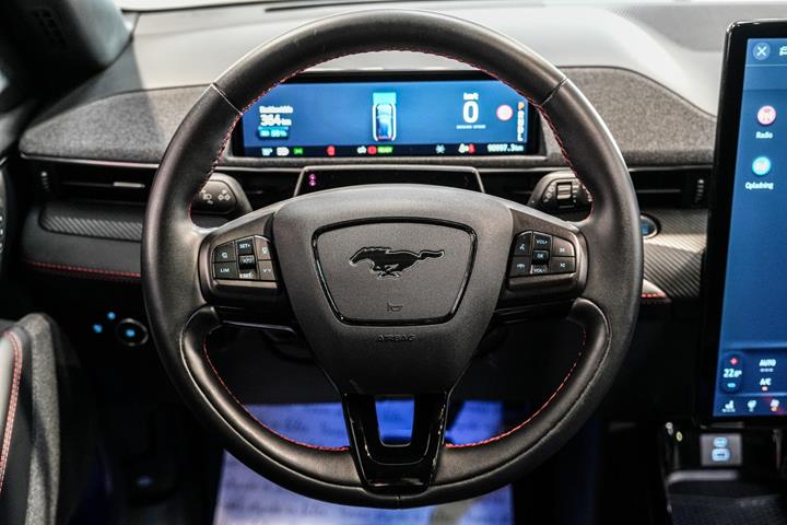 Hvid Ford Mustang Mach-E fra 2023