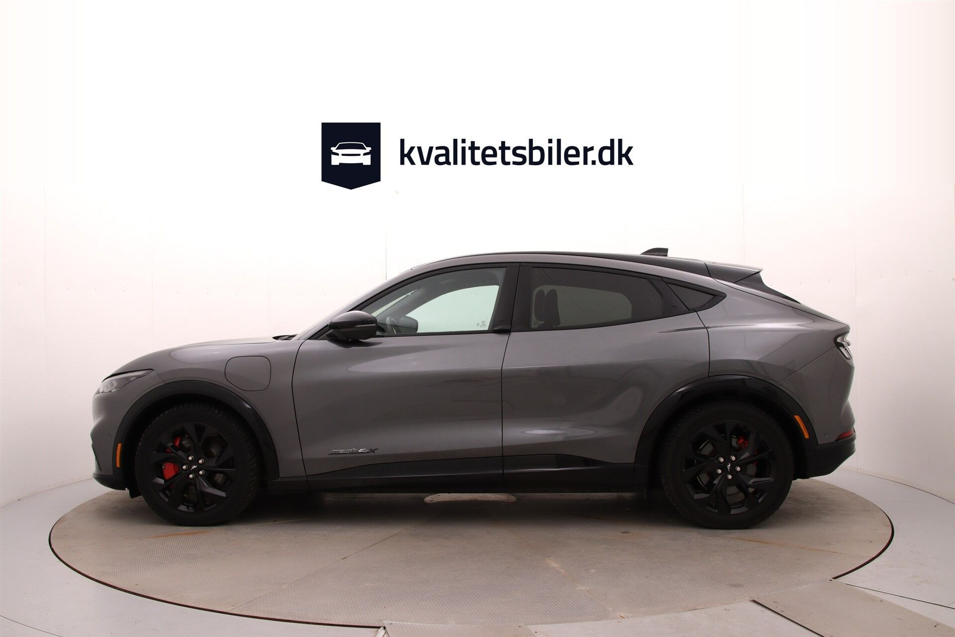 Grå Ford Mustang Mach-E fra 2024