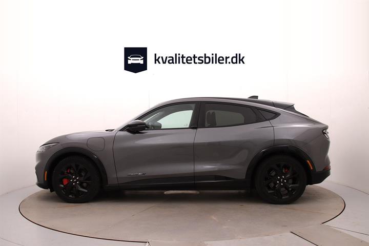 Grå Ford Mustang Mach-E fra 2024