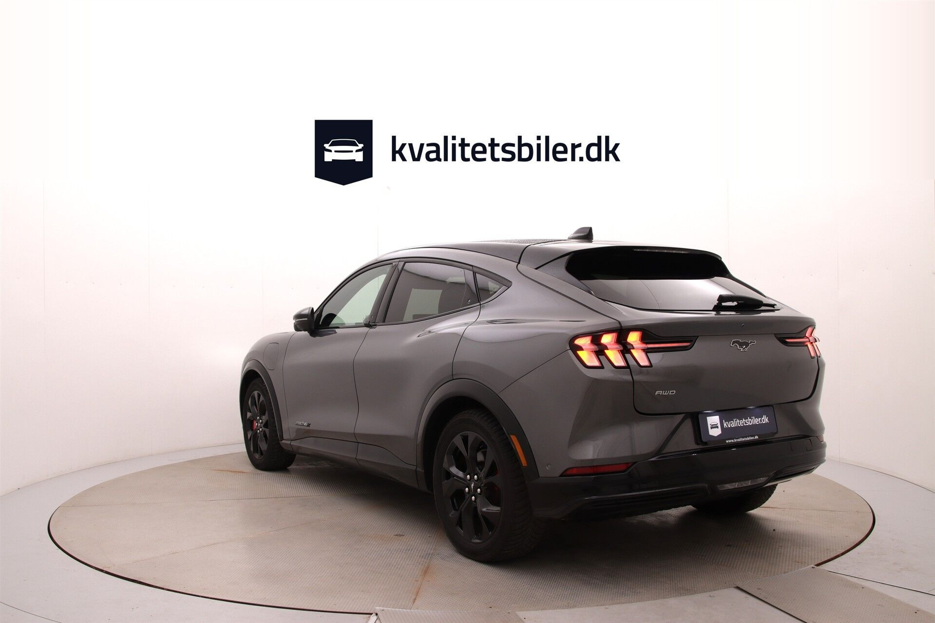 Grå Ford Mustang Mach-E fra 2024
