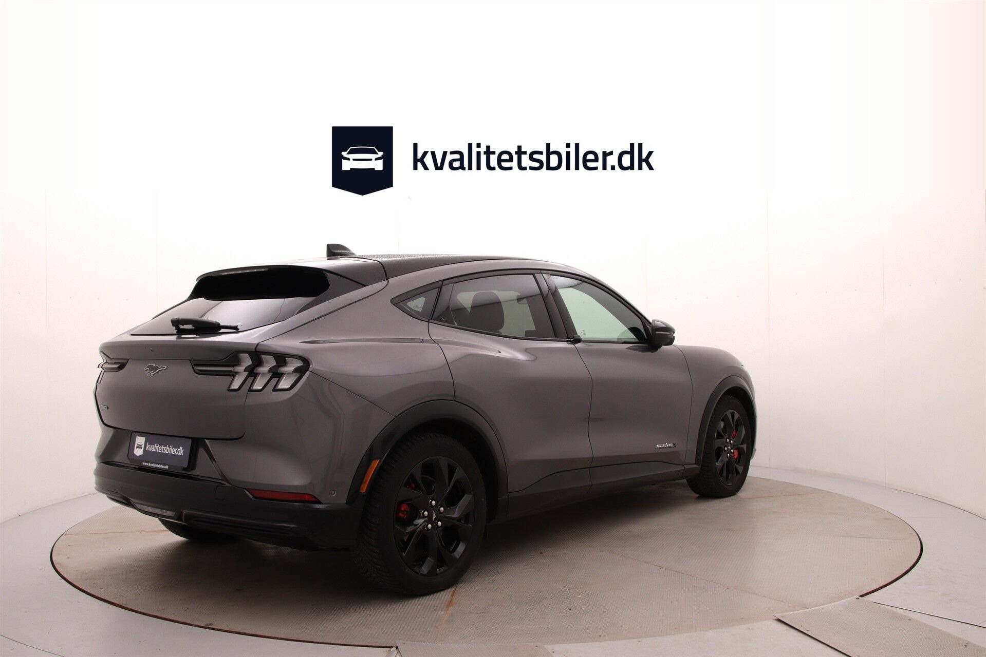 Grå Ford Mustang Mach-E fra 2024
