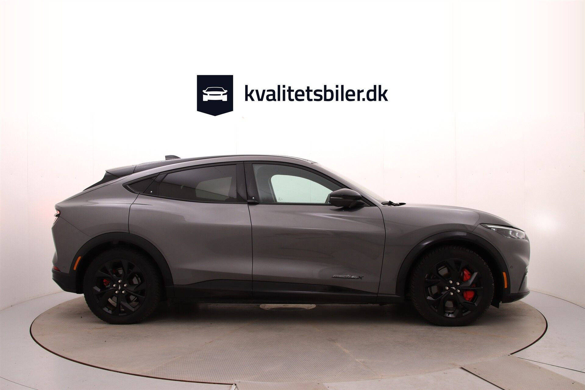 Grå Ford Mustang Mach-E fra 2024