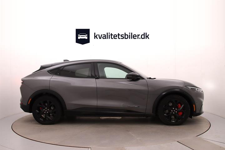 Grå Ford Mustang Mach-E fra 2024