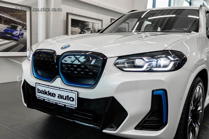 Hvid BMW iX3 fra 2023
