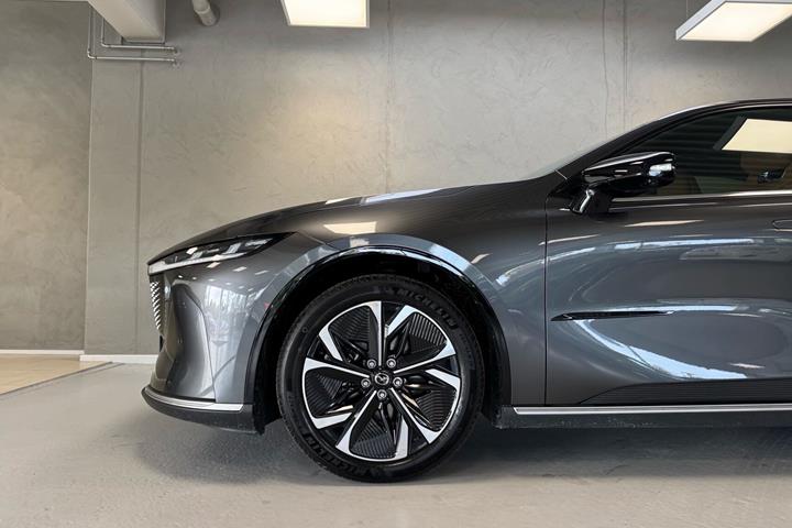 Grå Mazda 6e fra 2026