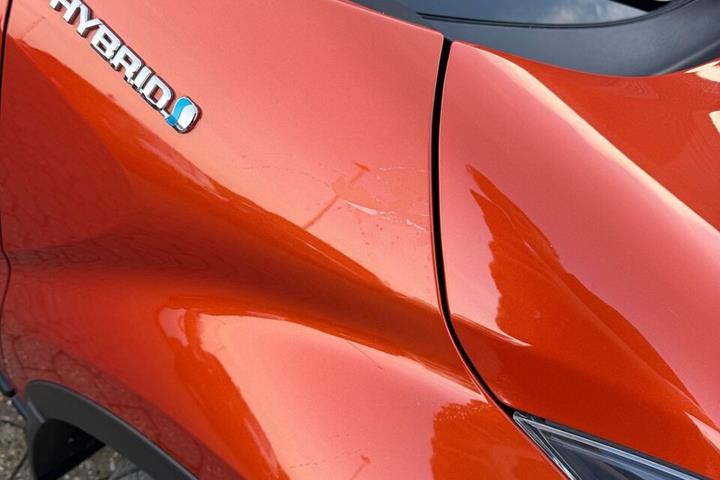 Orange Toyota C-HR fra 2021
