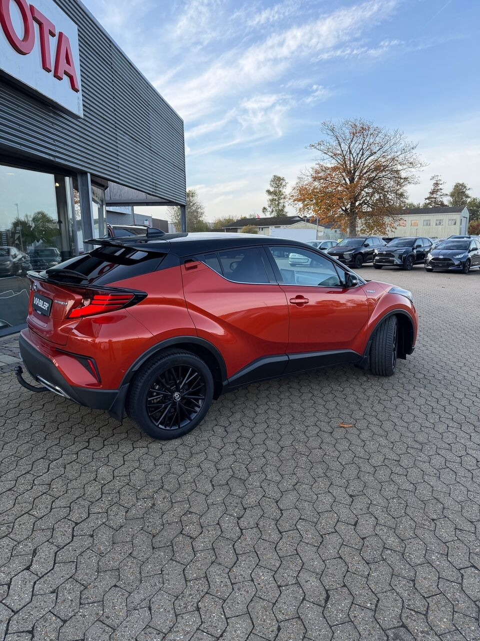 Orange Toyota C-HR fra 2021