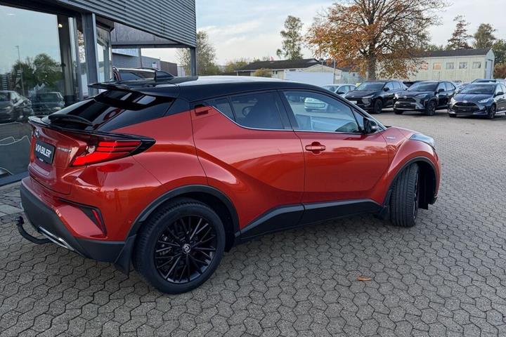 Orange Toyota C-HR fra 2021