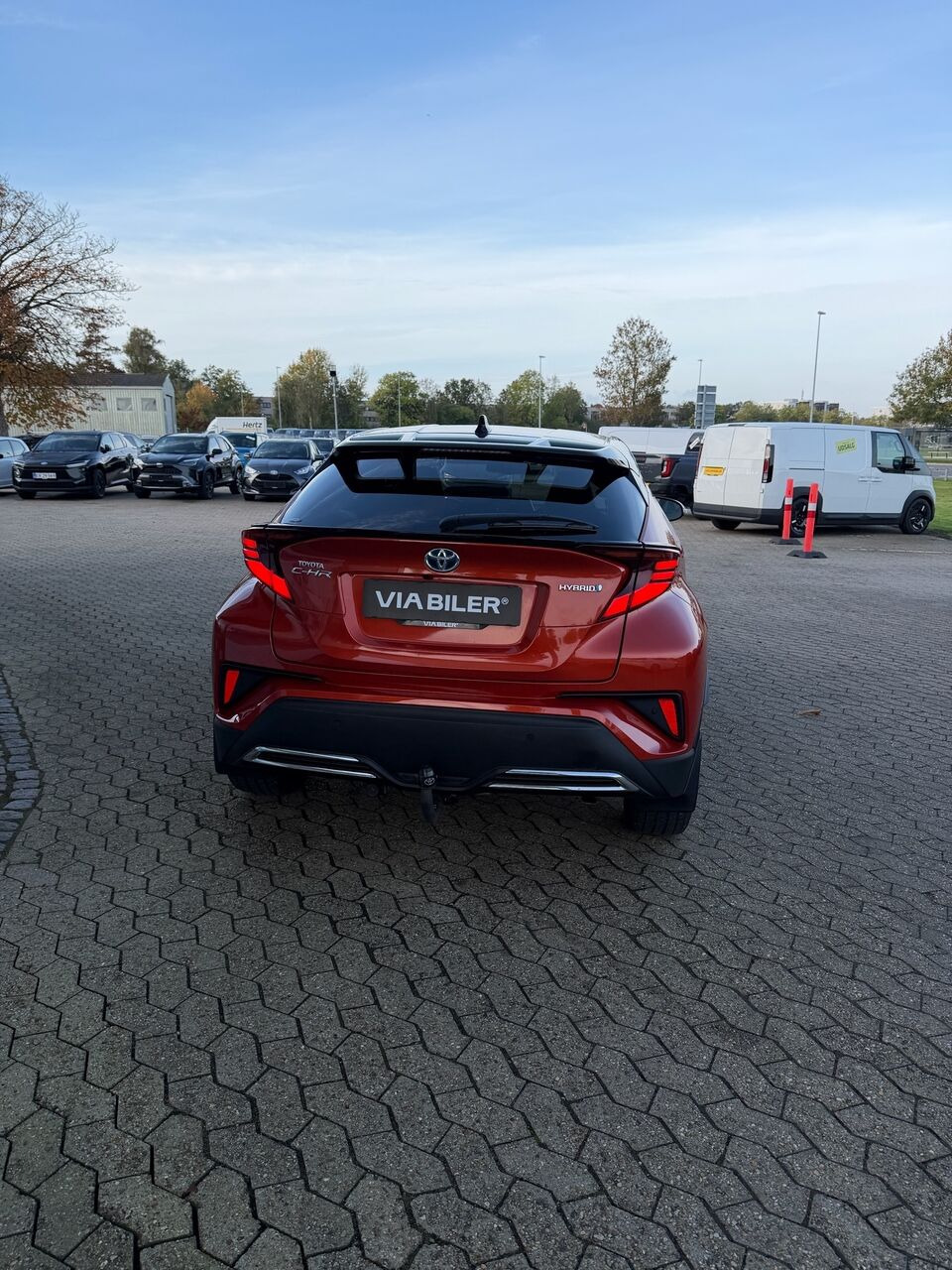 Orange Toyota C-HR fra 2021