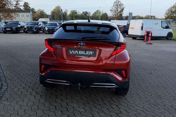 Orange Toyota C-HR fra 2021