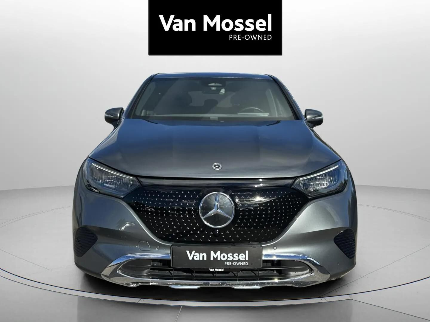 Grå Mercedes EQE350 fra 2023