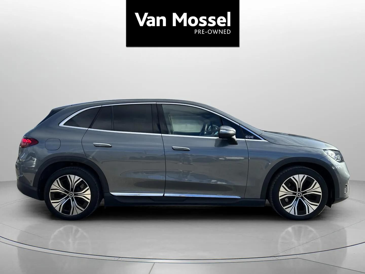 Grå Mercedes EQE350 fra 2023