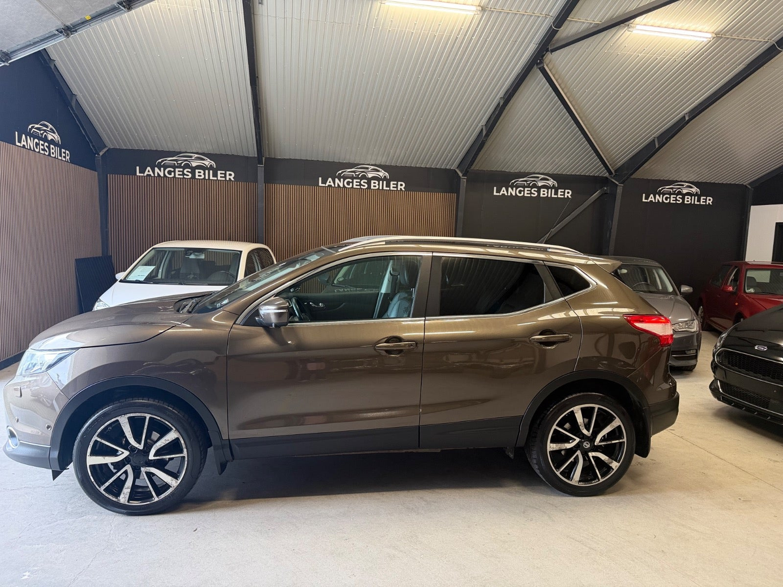 Brun Nissan Qashqai fra 2014