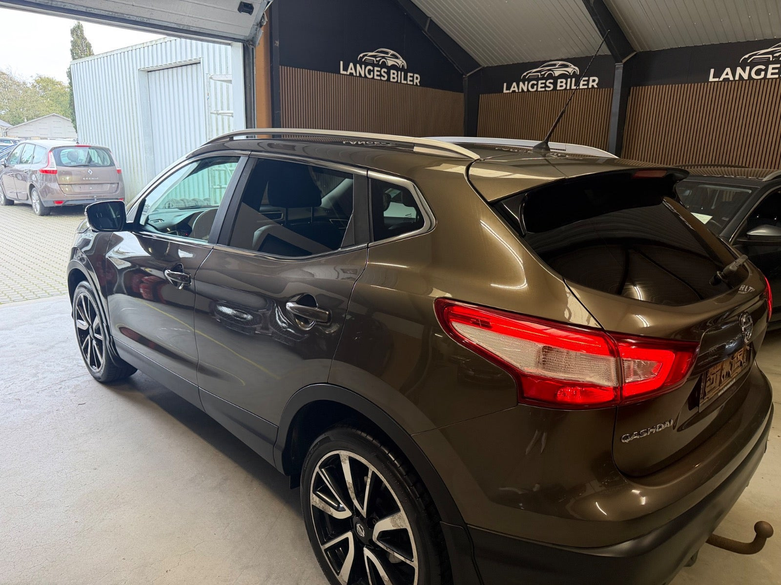 Brun Nissan Qashqai fra 2014