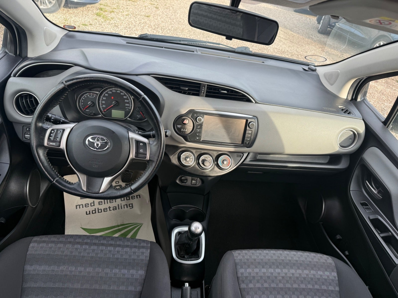 Hvid Toyota Yaris fra 2015