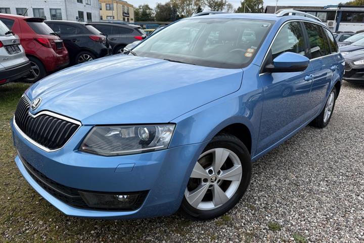Blå Skoda Octavia fra 2017