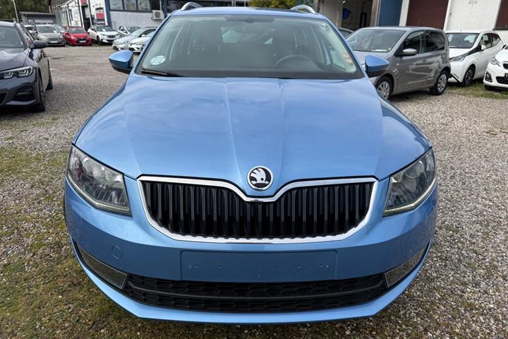 Blå Skoda Octavia fra 2017
