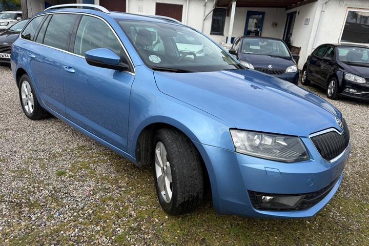 Blå Skoda Octavia fra 2017