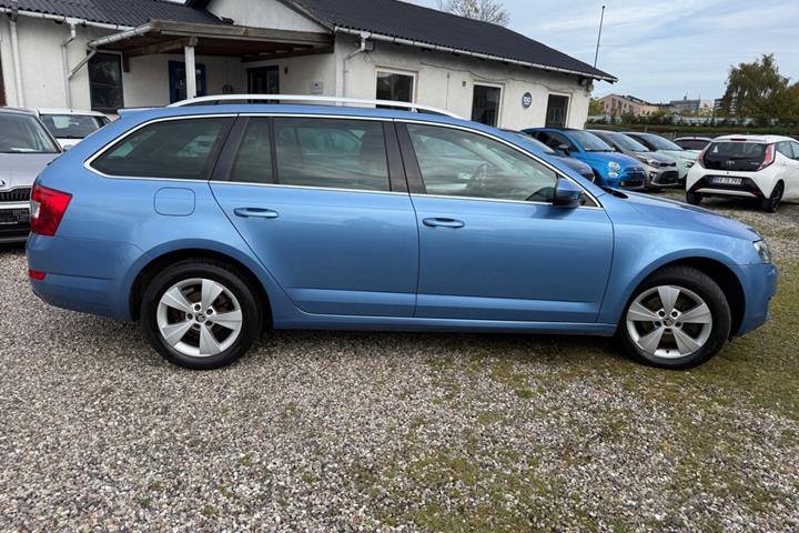 Blå Skoda Octavia fra 2017