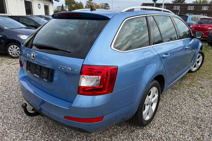 Blå Skoda Octavia fra 2017